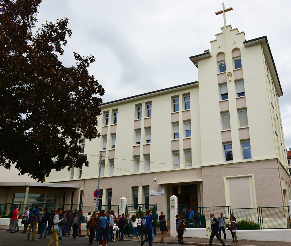 Etudiants sur le parvis de la prépa